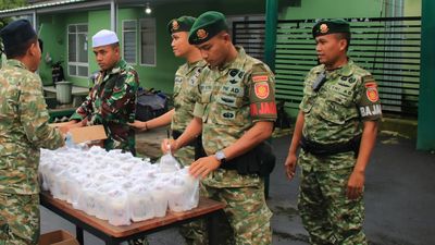 Yonif 514 Kostrad Berbagi Takjil kepada Masyarakat
